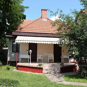 Dom wakacyjny Fecskefeszek Nyaralohaz, Hajdúszoboszló
